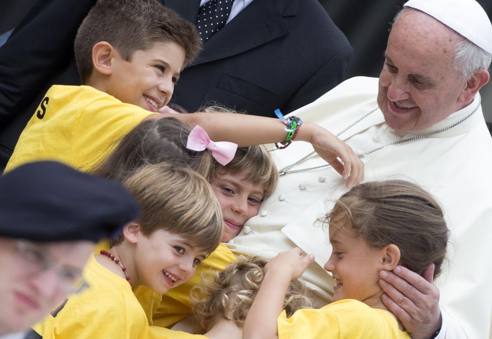 Papa e famiglie: realismo, aperture ma niente strappi alla dottrina