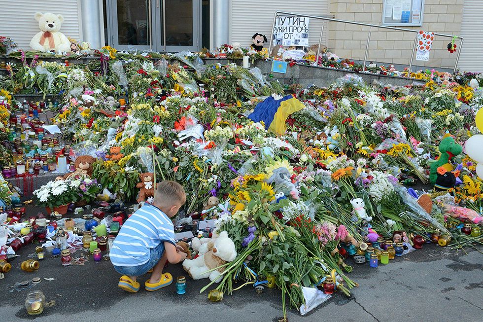 Fiori in Ucraina per le vittime del Boeing malese abbattuto