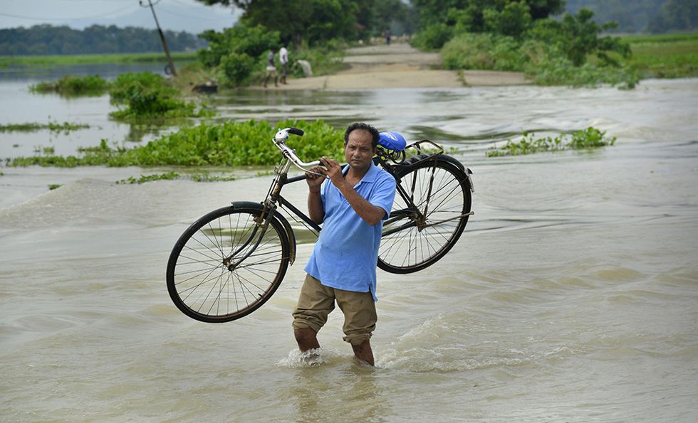 Le alluvioni in India e altre foto del giorno, 18.08.2014