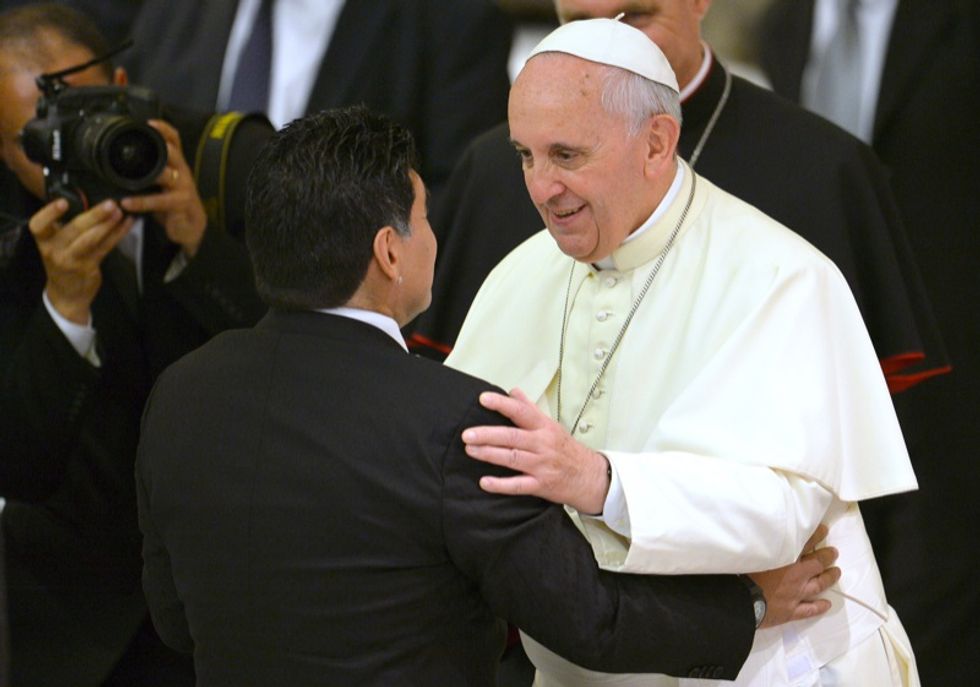 Partita per la Pace: Papa Francesco abbraccia Maradona