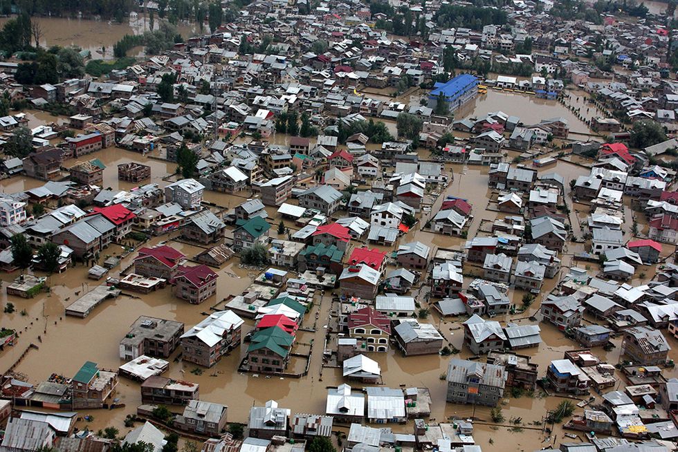 Il Kashmir sommerso dalle alluvioni e altre foto del giorno, 10.09.2014