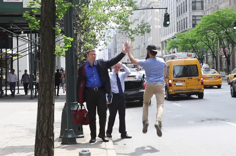 New York: un 'cinque alto' per chi chiama il taxi