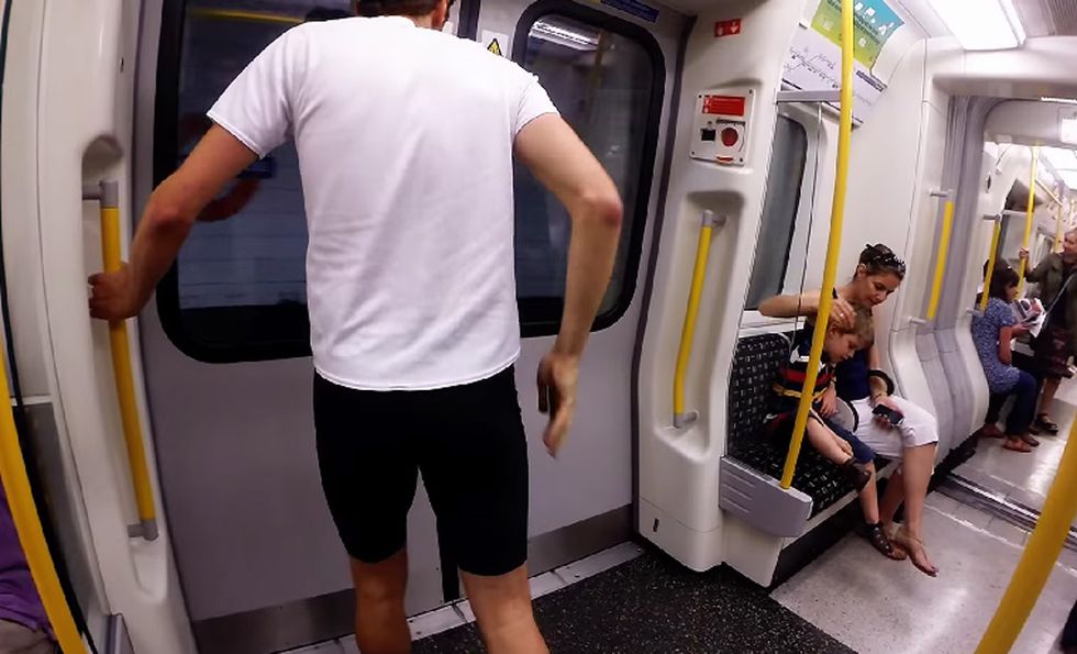 Londra, il corridore sfida la metropolitana