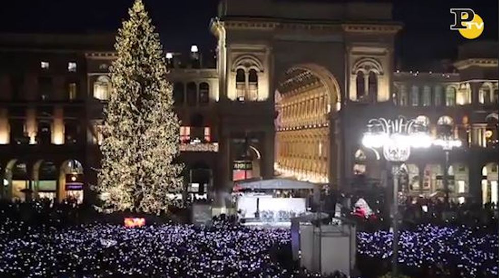 Milano, l'accensione dell'albero di Natale in Duomo