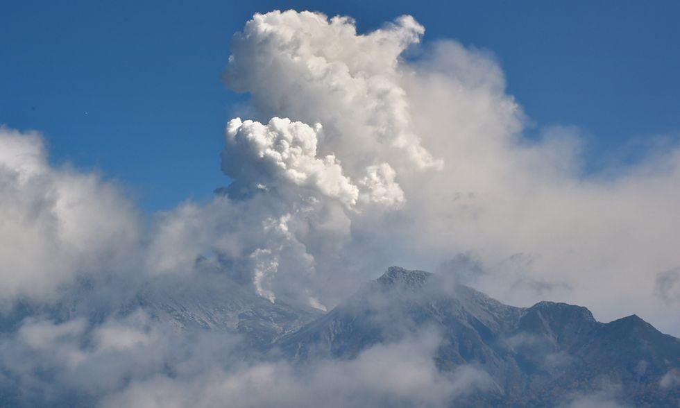 Giappone, le foto del vulcano Ontake in eruzione