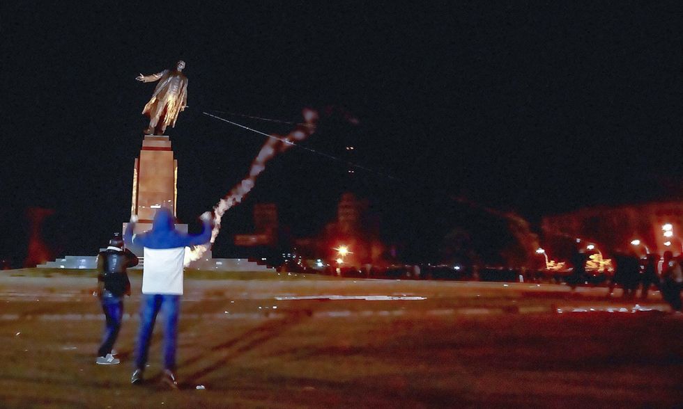 La statua di Lenin abbattuta in Ucraina e altre foto del giorno, 29.09.2014