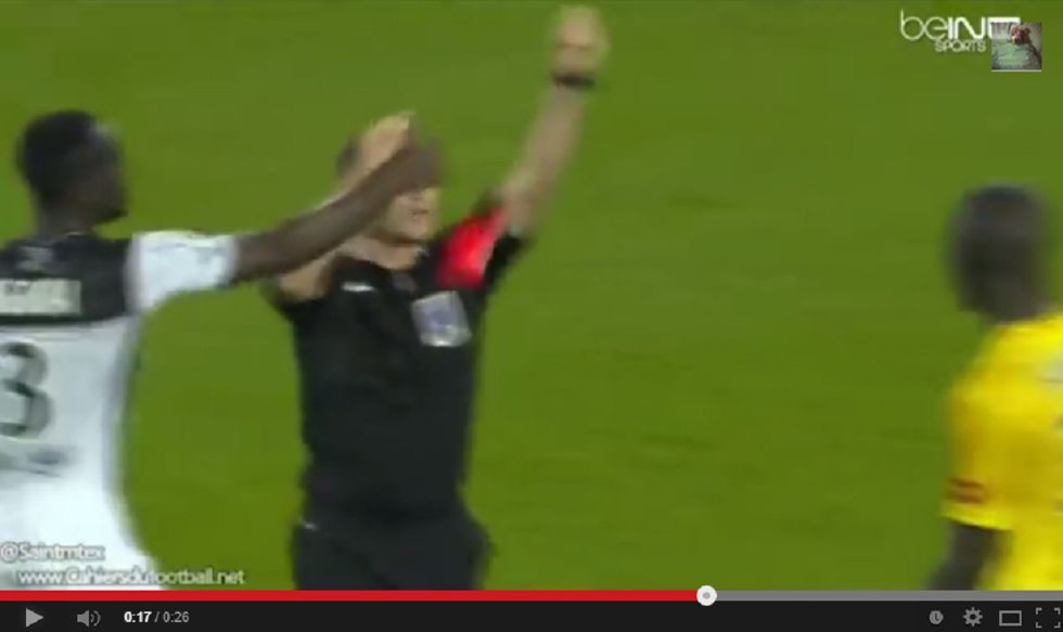 Guingamp, giocatore ruba il cartellino rosso all'arbitro - VIDEO