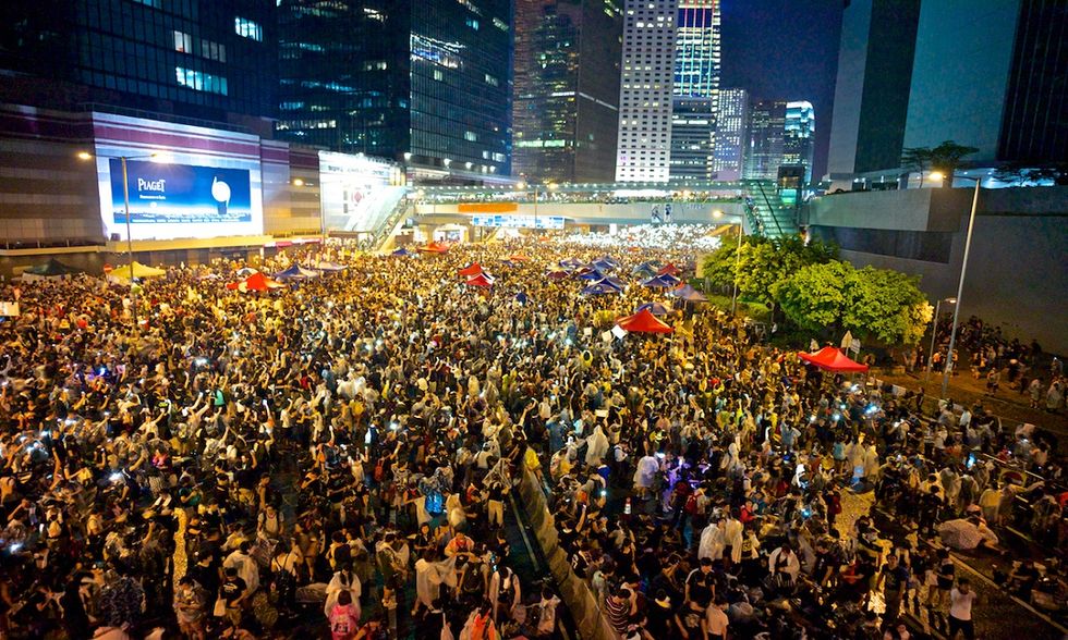Hong Kong, la rivoluzione degli ombrelli sfida il regime cinese
