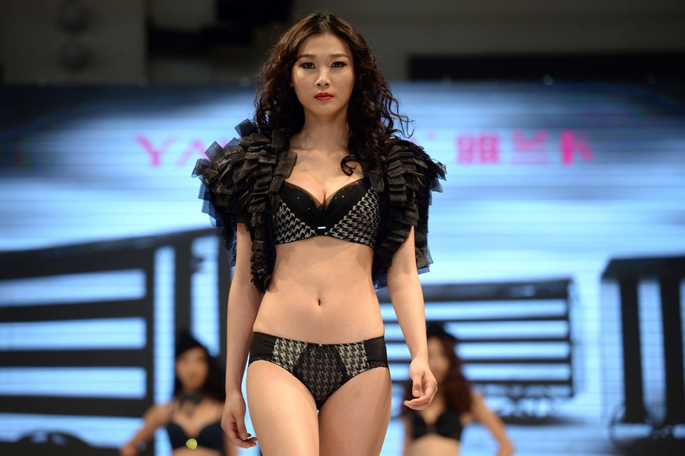 Modelle in lingerie sulle passerelle di Shanghai