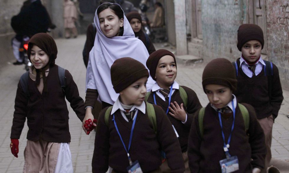 A Peshawar i bambini tornano a scuola