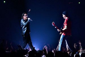 Bono e The Edge degli U2 sul palco