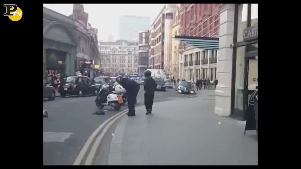 Londra: uomo affronta ladro con machete