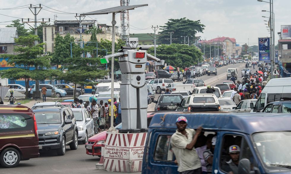 Congo, Robocop nel traffico di Kinshasa