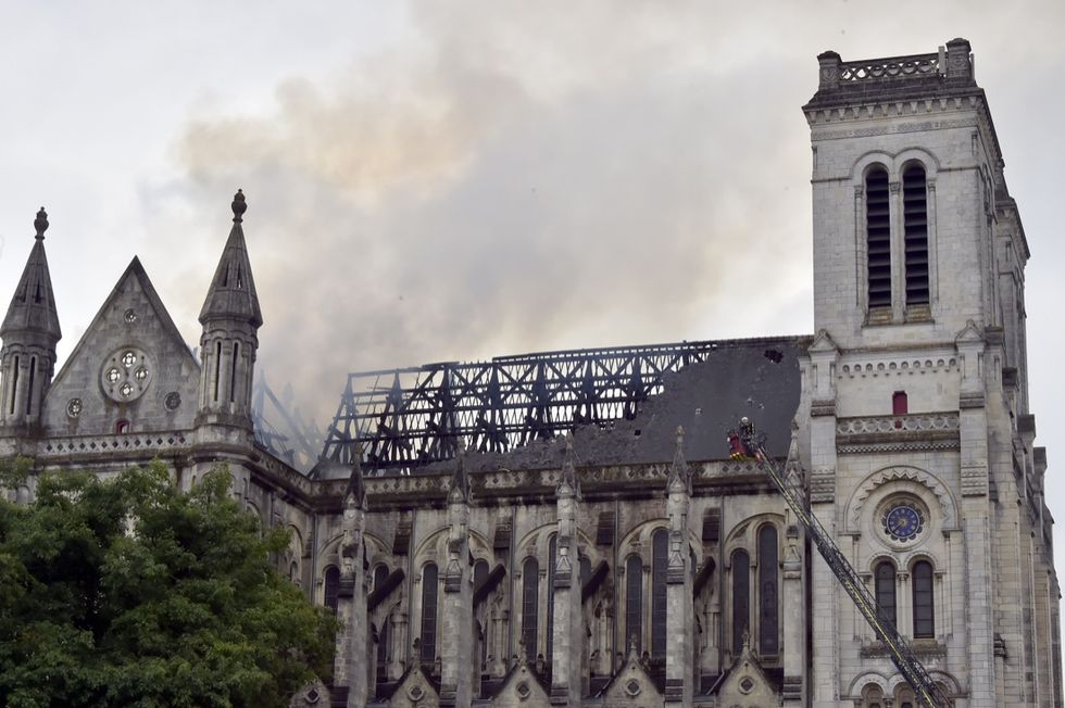 A fuoco la basilica di Nantes: le foto dell'incendio