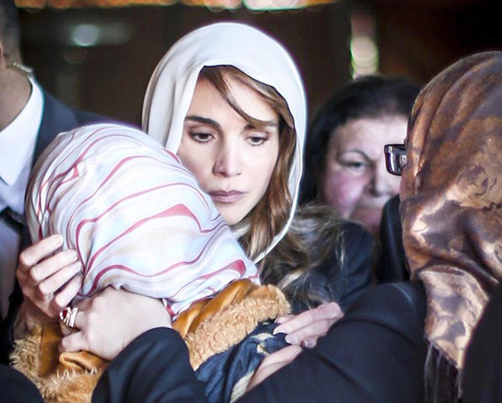 Rania di Giordania abbraccia la vedova del pilota - LE FOTO