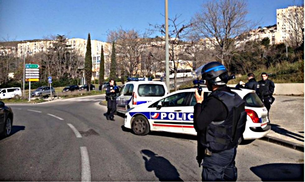 Marsiglia, uomini incappucciati sparano colpi di kalashnikov