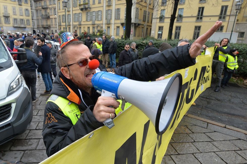 Tassisti contro Uber a Torino: le foto della manifestazione