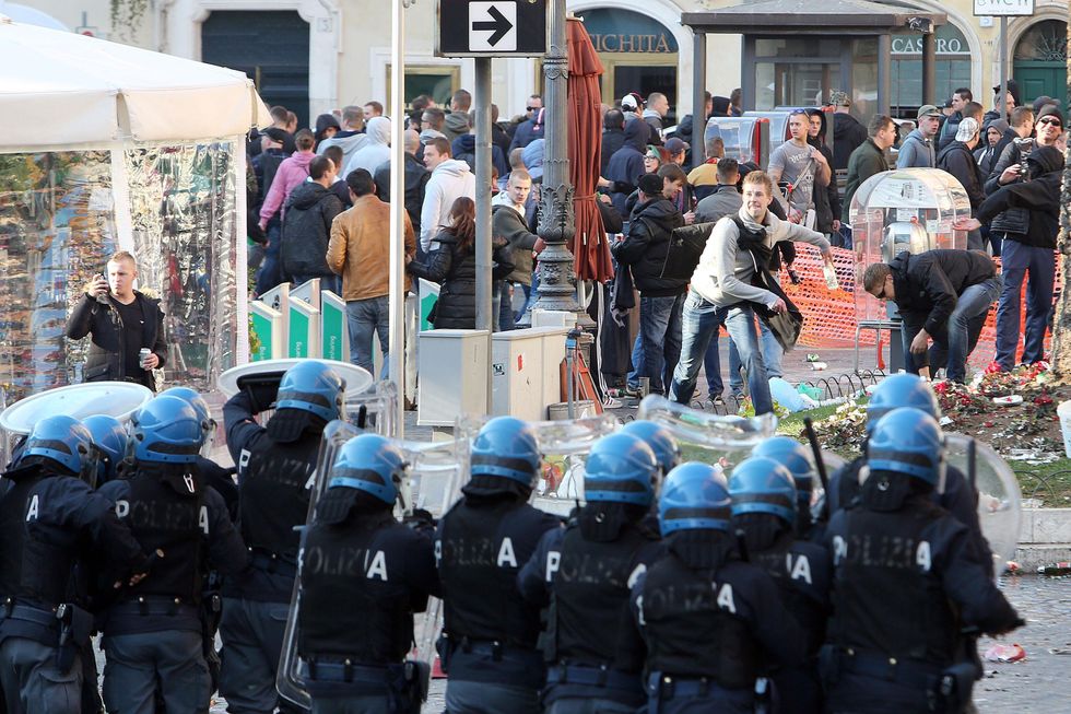 Roma: i tifosi del Feyenoord assaltano Piazza di Spagna