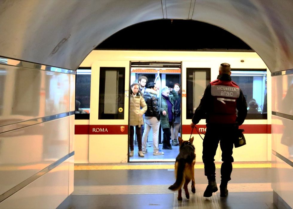 Sicurezza, unità cinofile nella metro di Roma. Le foto