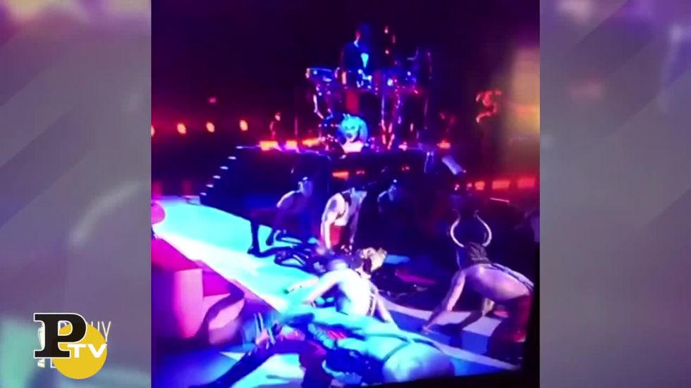Brit Awards: Madonna cade dal palco