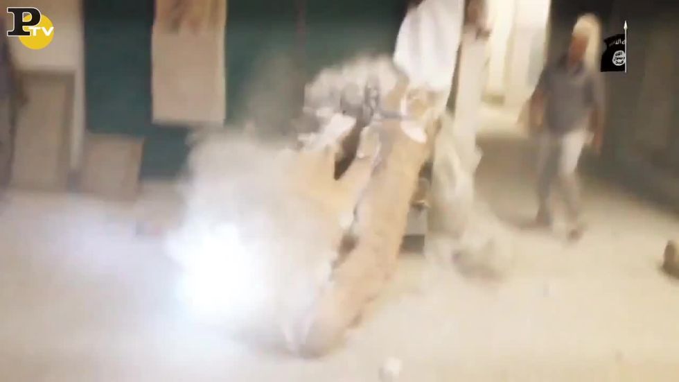 L'Isis distrugge le statue al museo di Mosul