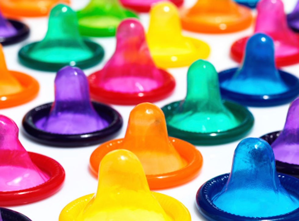 Cos'è la Condom Snorting Challenge, l'ultima sfida virale