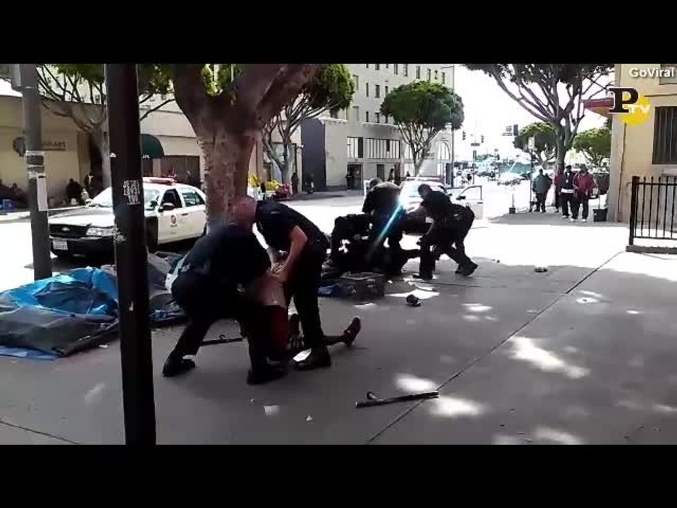 Los Angeles: polizia spara e uccide un homeless