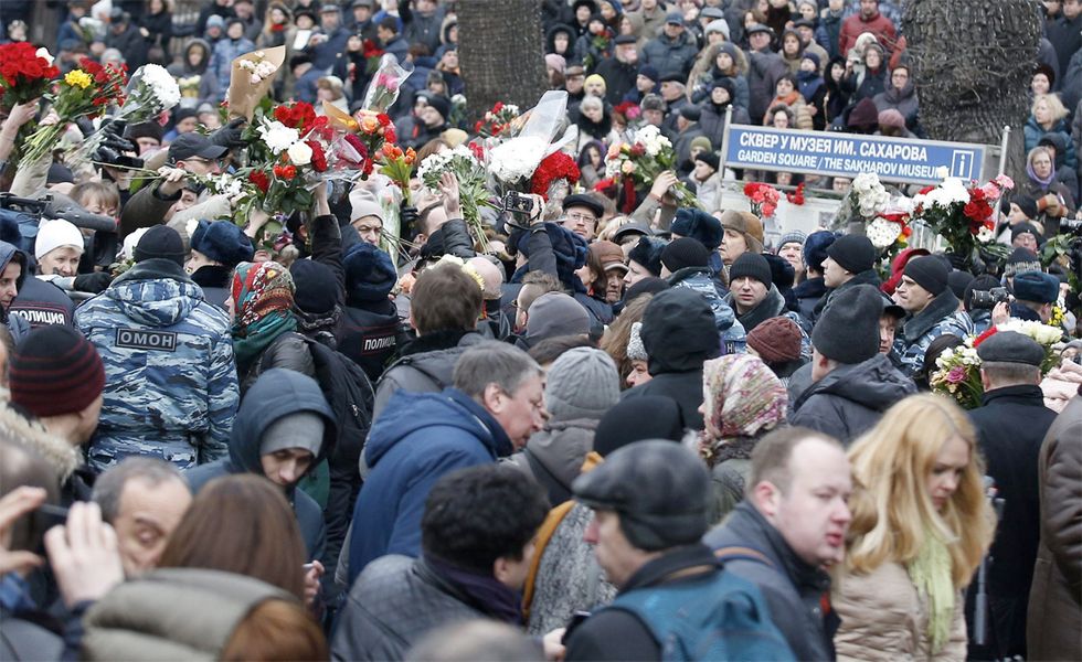 Assassinio Nemtsov, migliaia di persone ai funerali