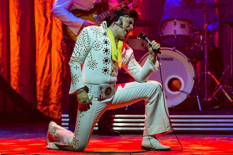 "Elvis the musical" è un inebriante tributo al re del rock - Recensione