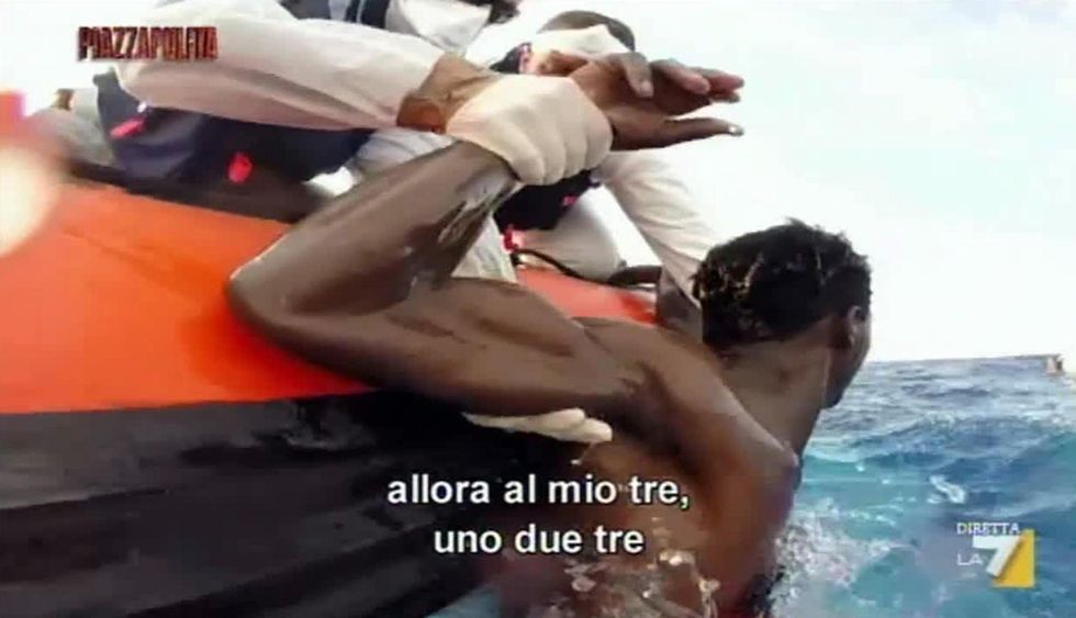 Lampedusa, le foto di un salvataggio in mare