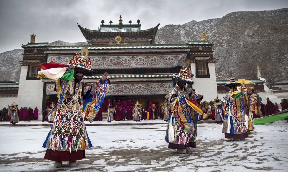 Tibetani in preghiera al monastero di Labrang