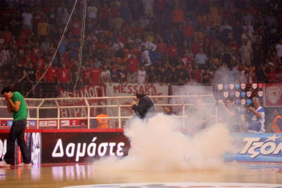 Grecia, finale di basket sospesa per lancio di fumogeni in campo