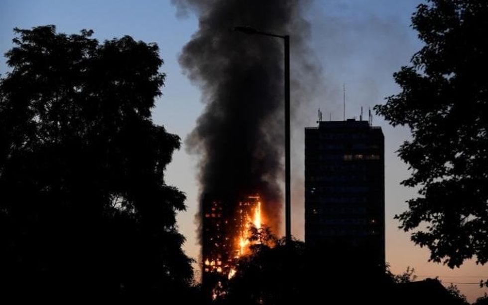 Incendio Londra, lo choc dei pompieri alla vista della Grenfell Tower | Video