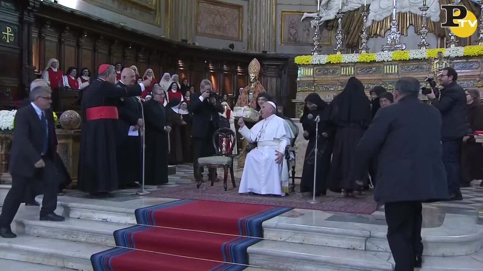 Papa Francesco "assalito" dalle suore di clausura