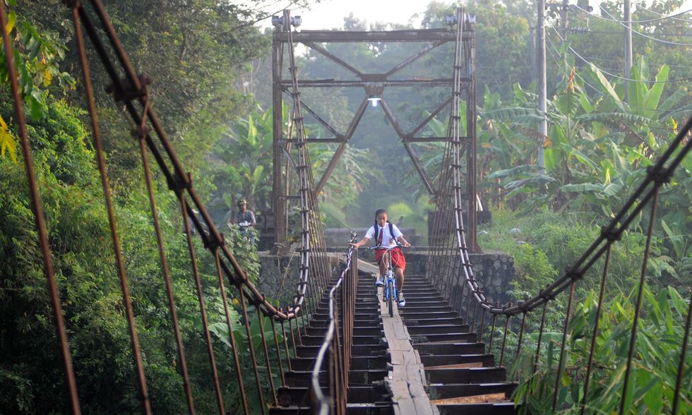 Indonesia, verso la scuola sul pericoloso acquedotto-ponte
