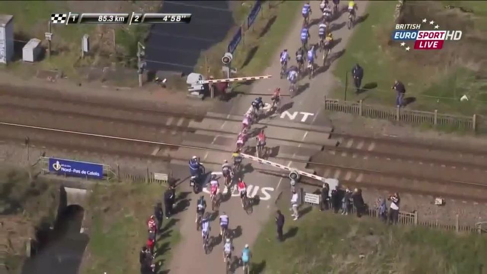 Parigi-Roubaix bloccata dal treno al passaggio a livello
