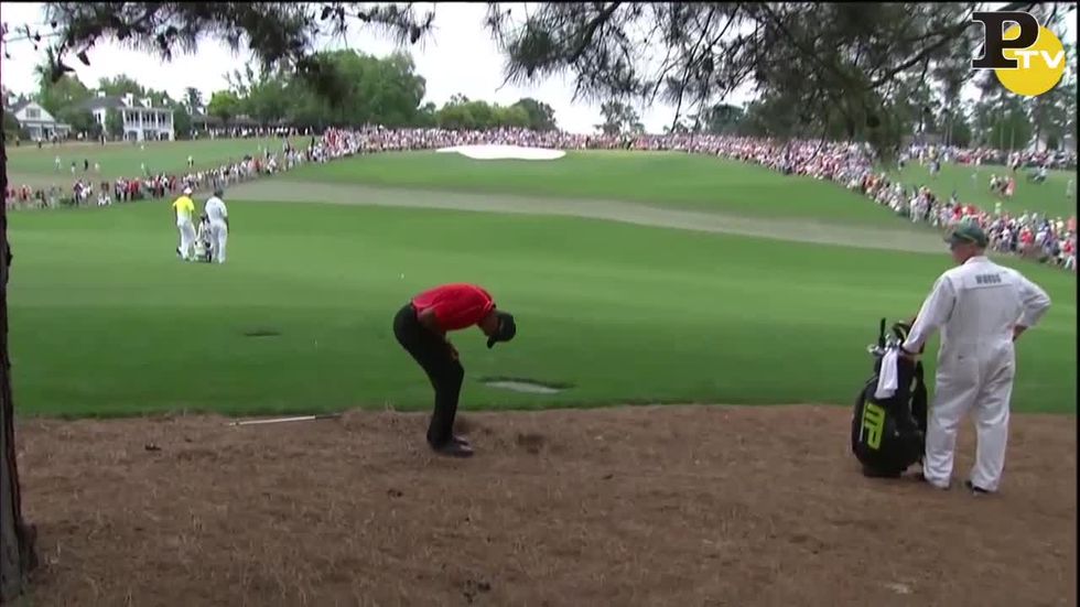 Golf, Tiger Woods colpisce una radice e si fa male al polso