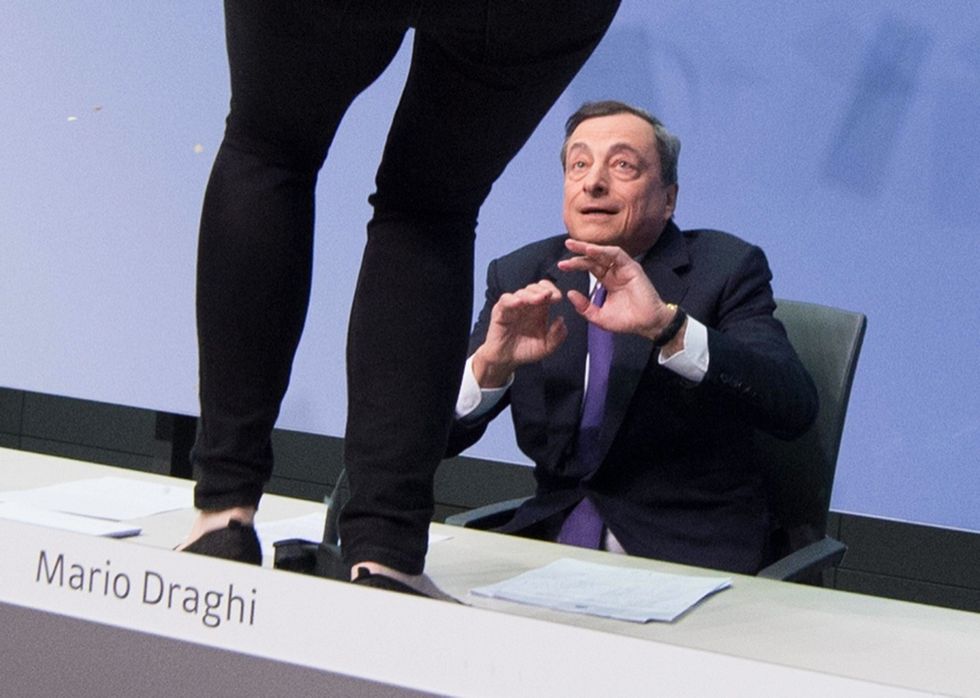 Draghi contestato con i coriandoli - Le foto