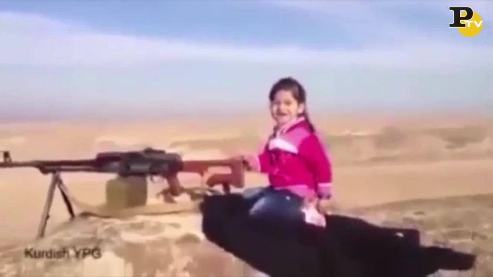 Video Isis: bambina gioca con la mitragliatrice