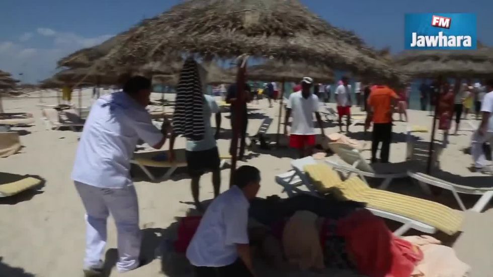 Attentato Sousse: feriti soccorsi in spiaggia - video