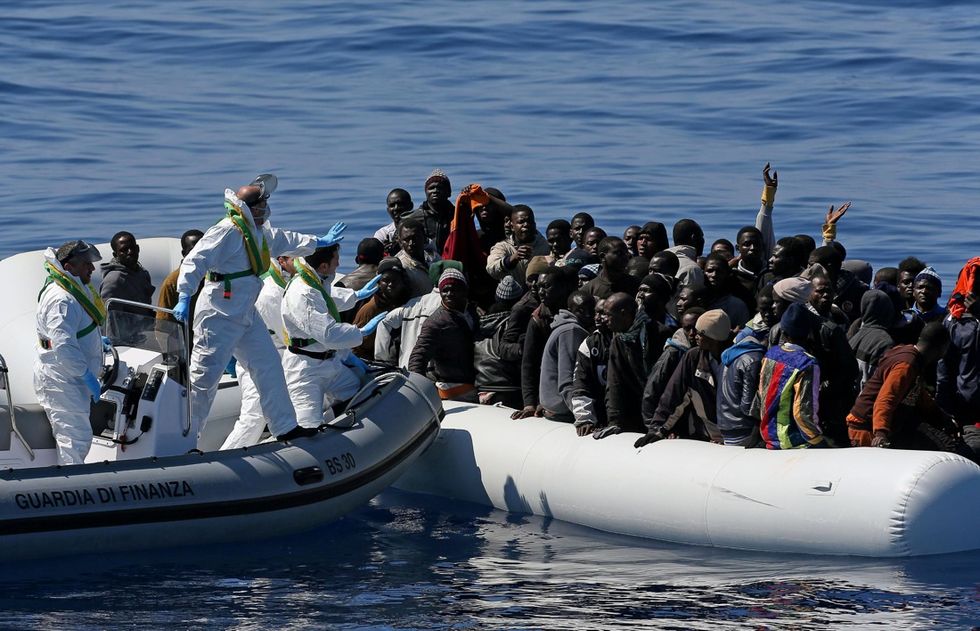 Immigrati, fotocronaca di un salvataggio in mare