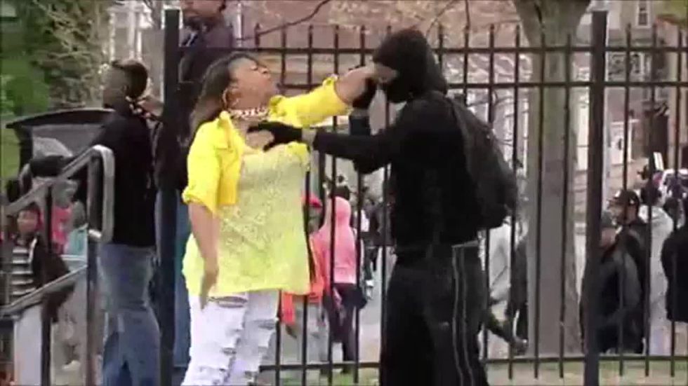 Baltimora: mamma dà schiaffi al figlio manifestante