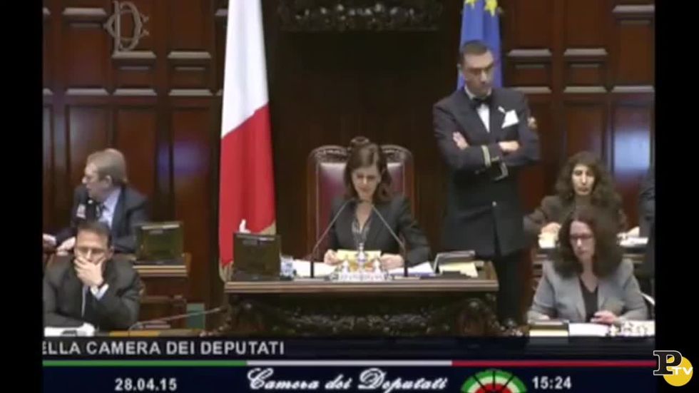 Italicum: il governo chiede la fiducia. Bagarre alla Camera