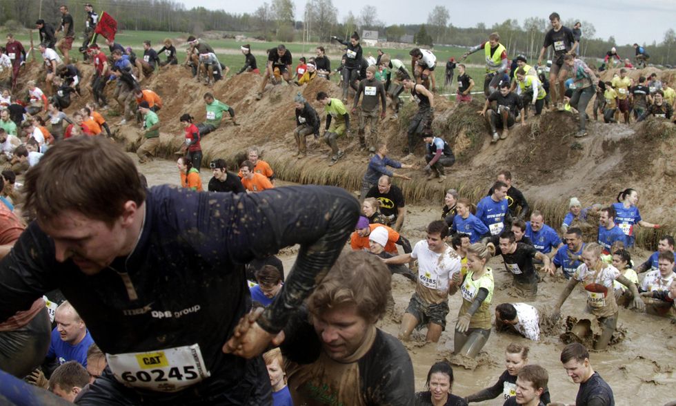 Corsa a ostacoli nel fango in Lettonia