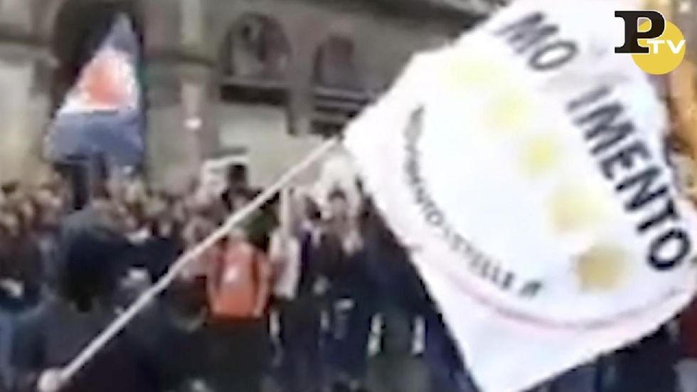 Bruciate bandiere Lega e M5s nel corteo del 'No Salvini Day' | video