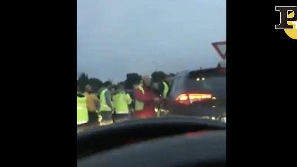 Francia: Gilet Gialli picchiano automobilista | video