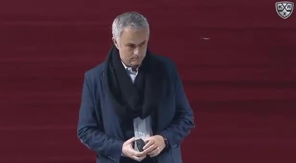 Mourinho, che botta! Cade sul ghiaccio in Russia I VIDEO