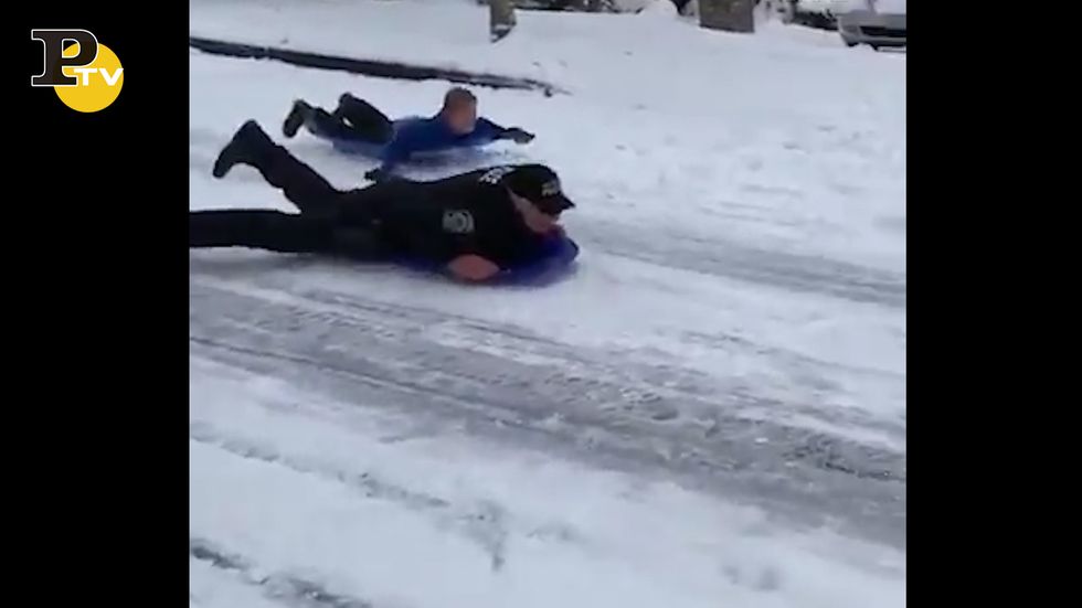 Ecco cosa succede quando un poliziotto scivola sulla neve