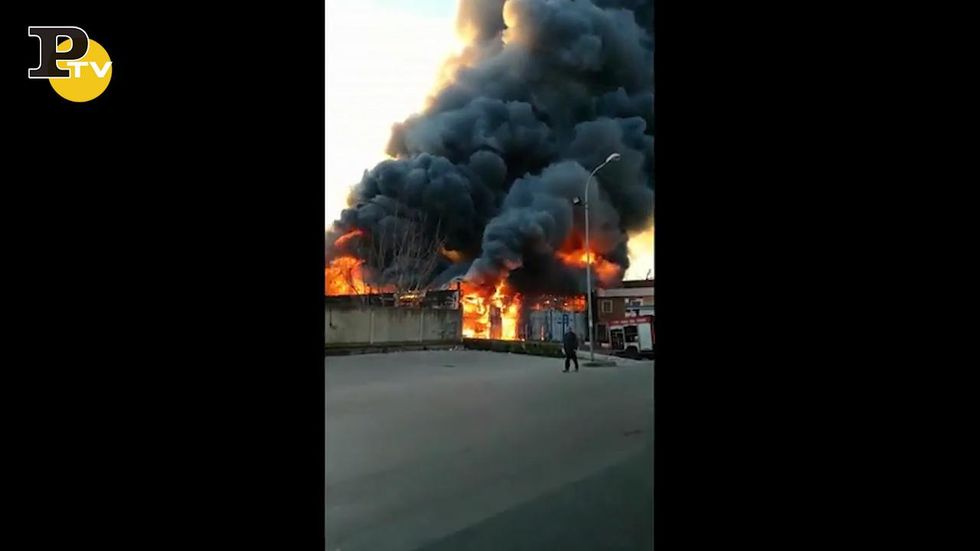 Incendio a Casoria, nube di fumo da una fabbrica