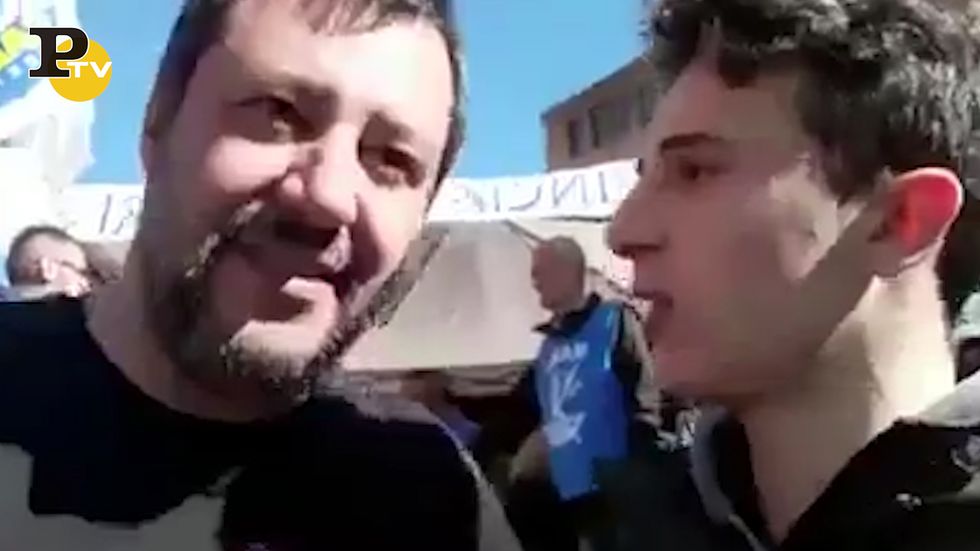 Si finge fan di Salvini per fare un selfie e prenderlo in giro